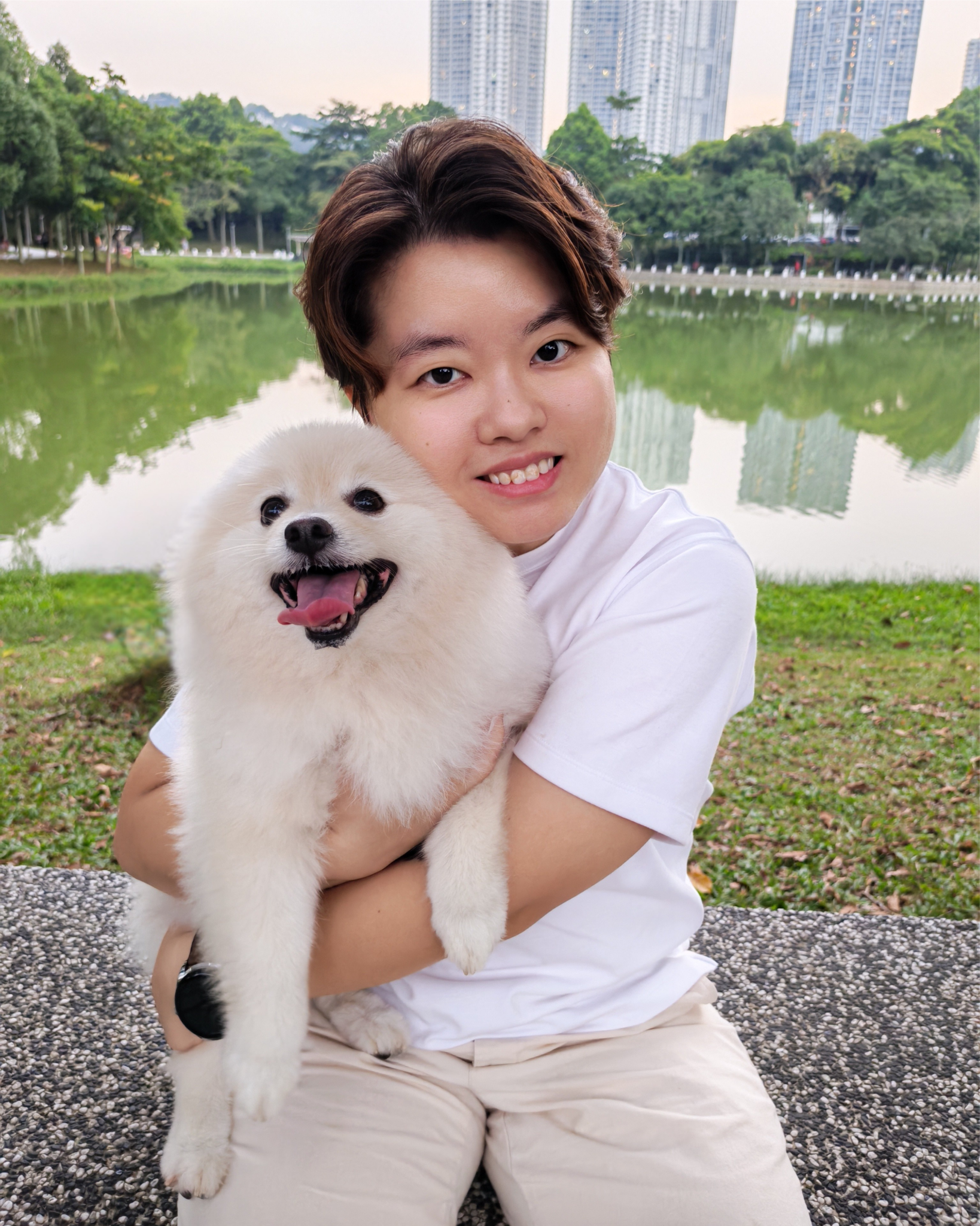 Yvonne 与豆腐在湖边合照